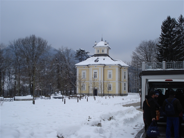 la banda scende dal pulmino con sfondo del castello e neve.